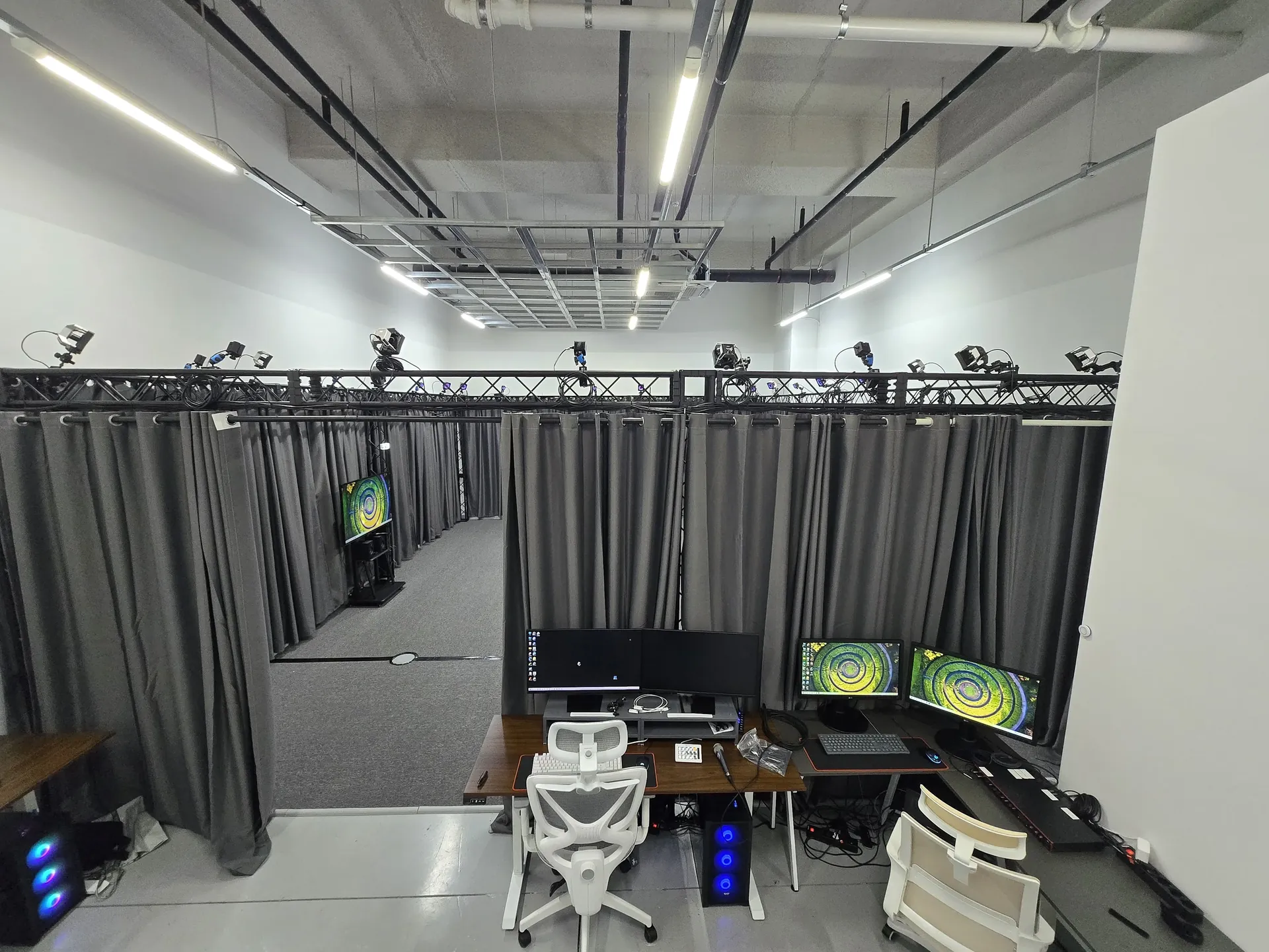 밍글 스튜디오 모션캡쳐 공간 커튼 닫은 모습 - 프라이버시 보호